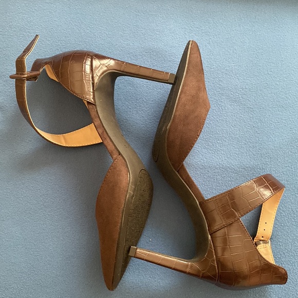 New very classic and elegant shoes with 4” heels by Unisa size 9 - Picture 6 of 16